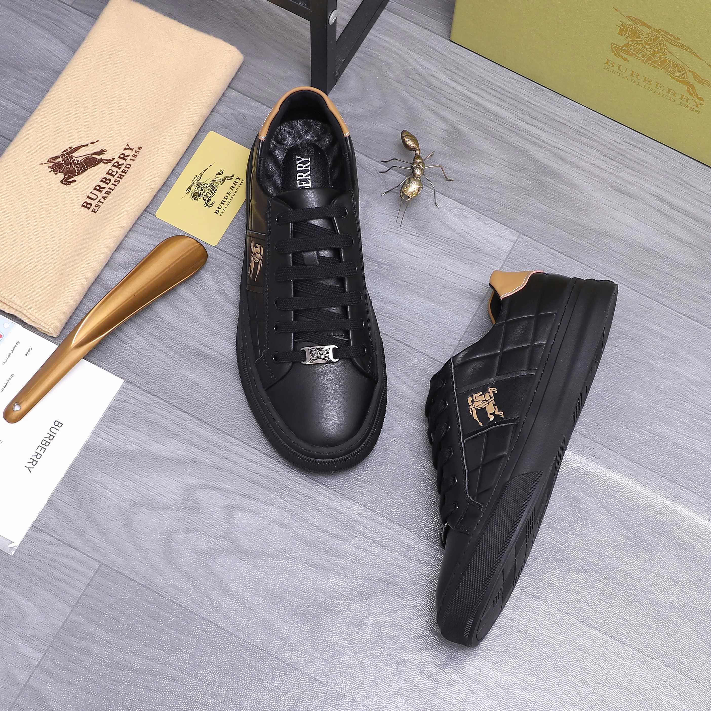 Men's shoes 💰p400 Product trademark: Burberry "Burberry" casual shoes Regular size: 38-44 Product materials: Selected cowhide embossed upper, pigskin lining, rubber outsole